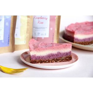 taart met fruitpoeder