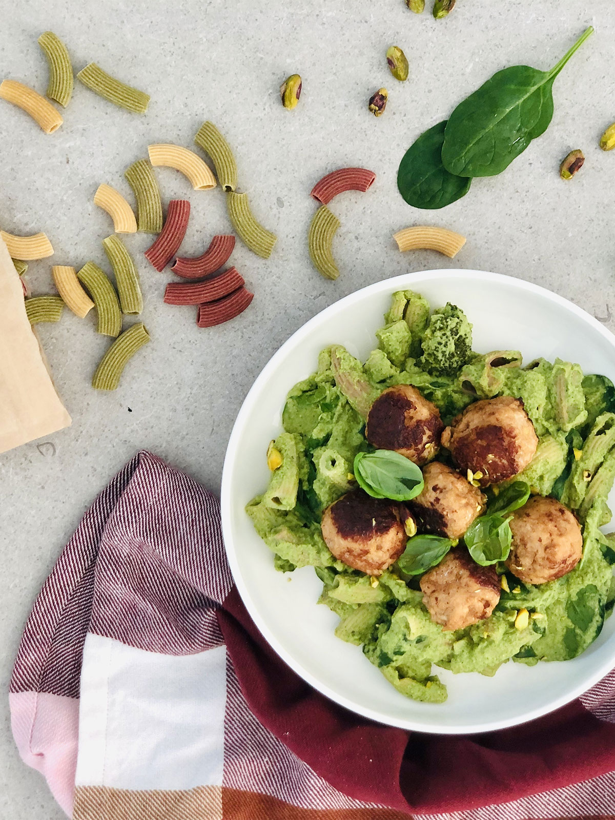 Grünes Nudelpesto mit Kugeln