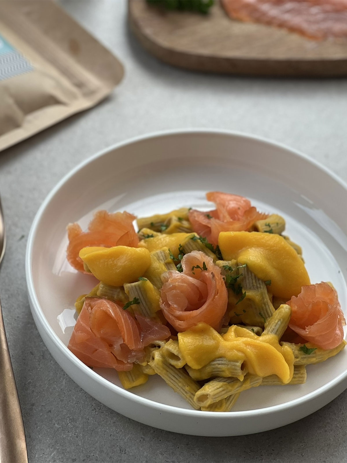 Keto Penne mit Butternuss und Räucherlachs